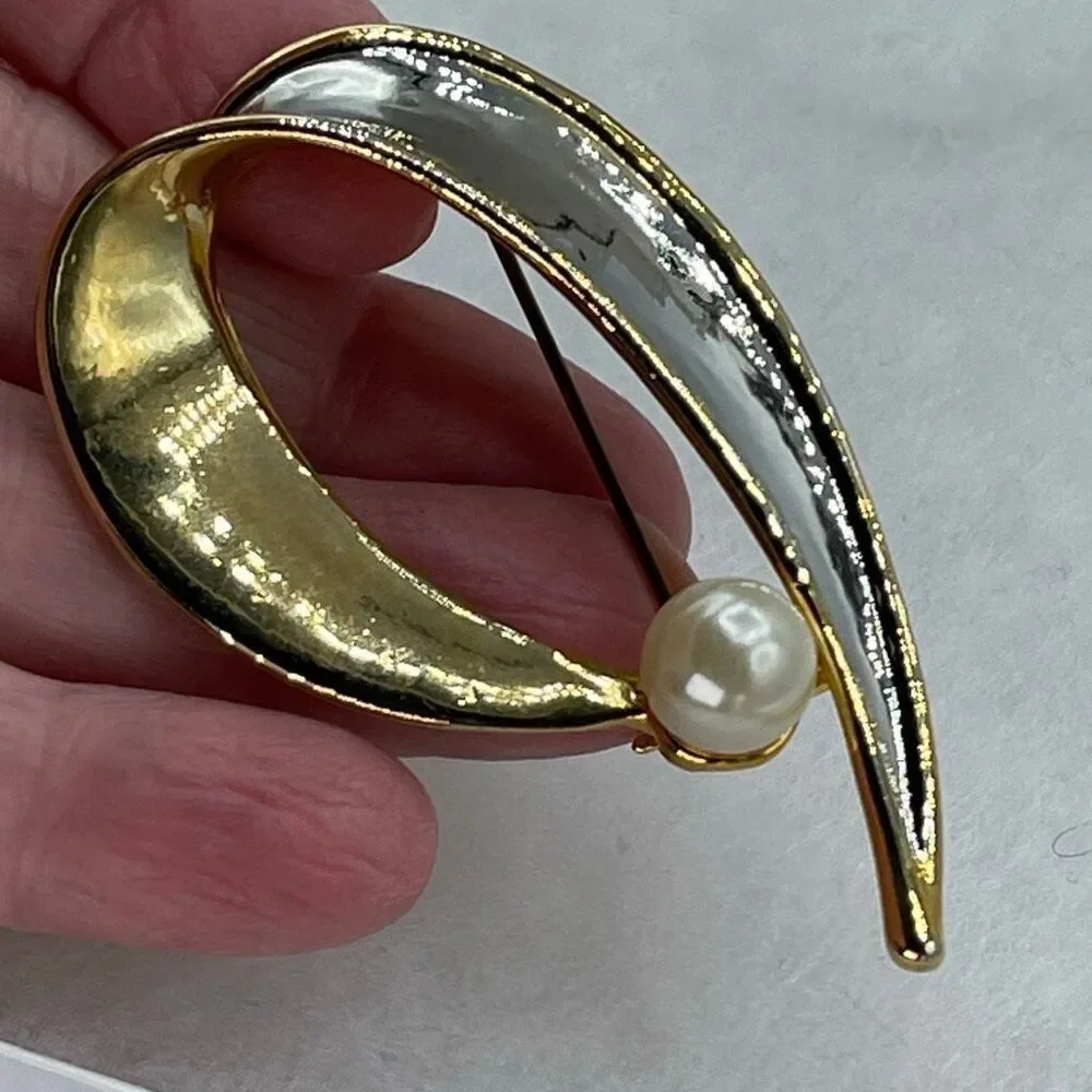 Vintage 10K plated white & yellow gold ribbon brooch faux pearl decor.
